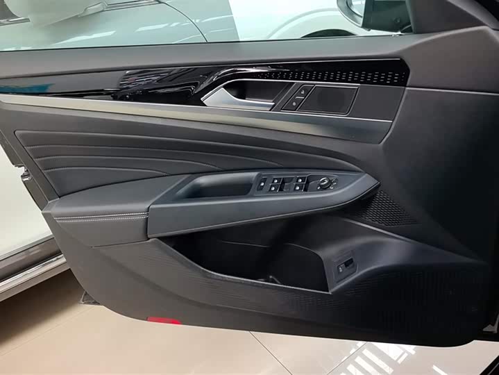 Фото 7 - Volkswagen Passat