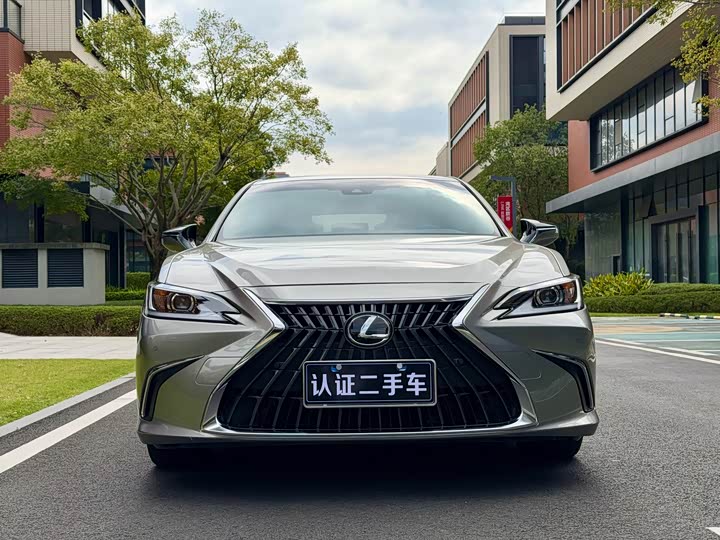 Фото 2 - Lexus ES