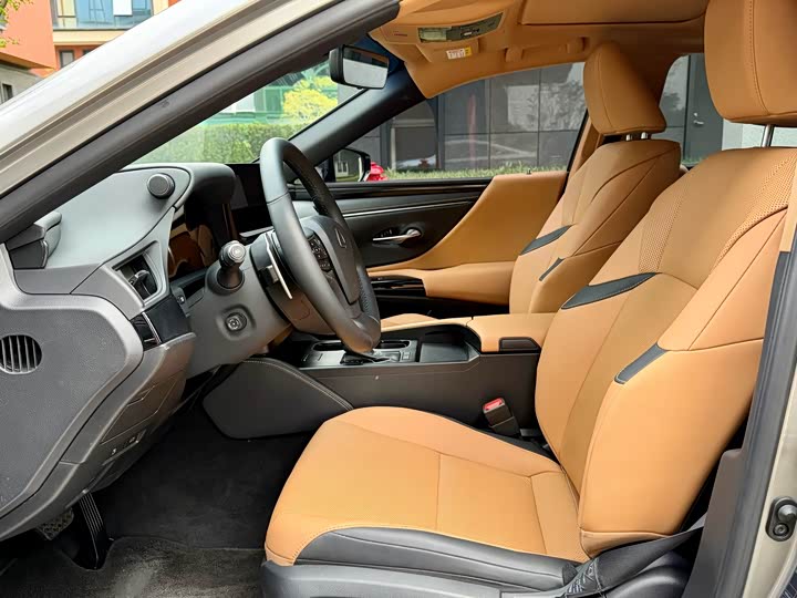 Фото 9 - Lexus ES