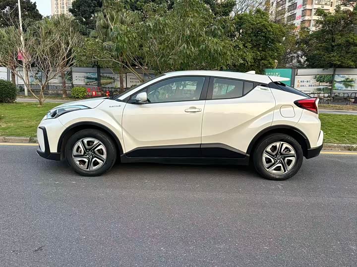 Фото 5 - Toyota Izoa EV