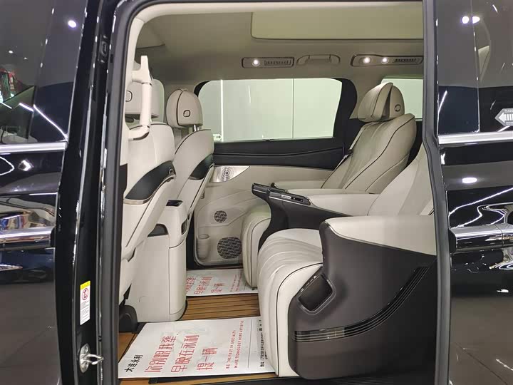 Фото 8 - Denza D9