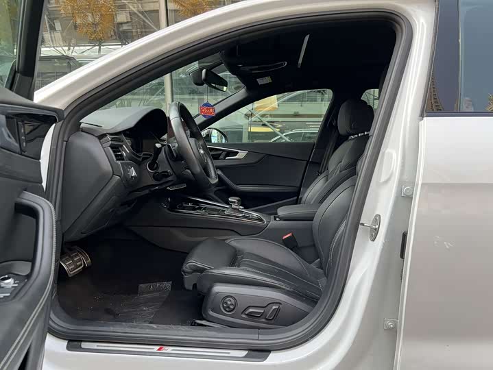 Фото 4 - Audi A4L