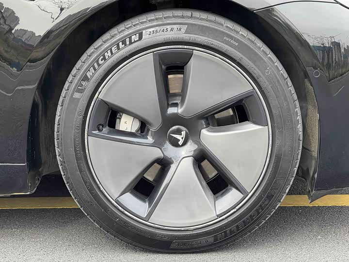 Фото 4 - Tesla Model 3