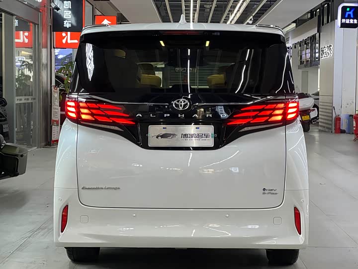 Фото 5 - Toyota Alphard