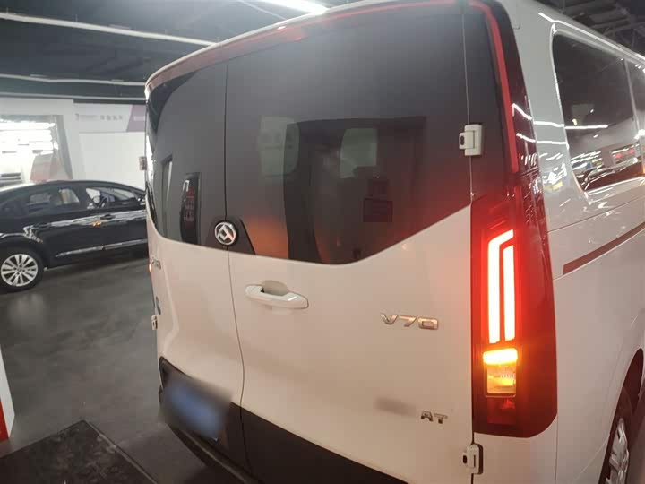 Фото 6 - Maxus V70