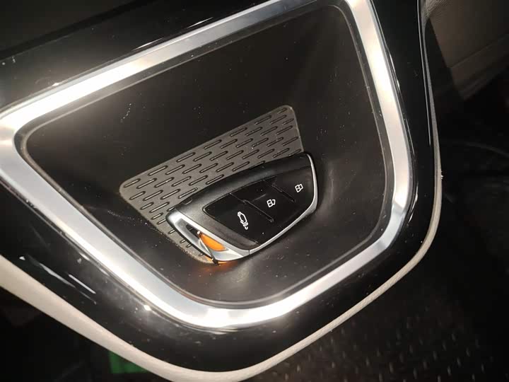 Фото 9 - Maxus V70