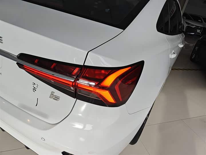 Фото 8 - Roewe i5