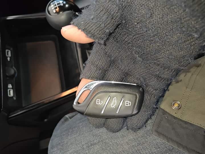 Фото 9 - Roewe i5