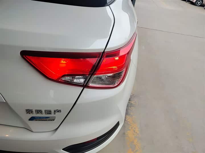 Фото 8 - Nissan Lannia