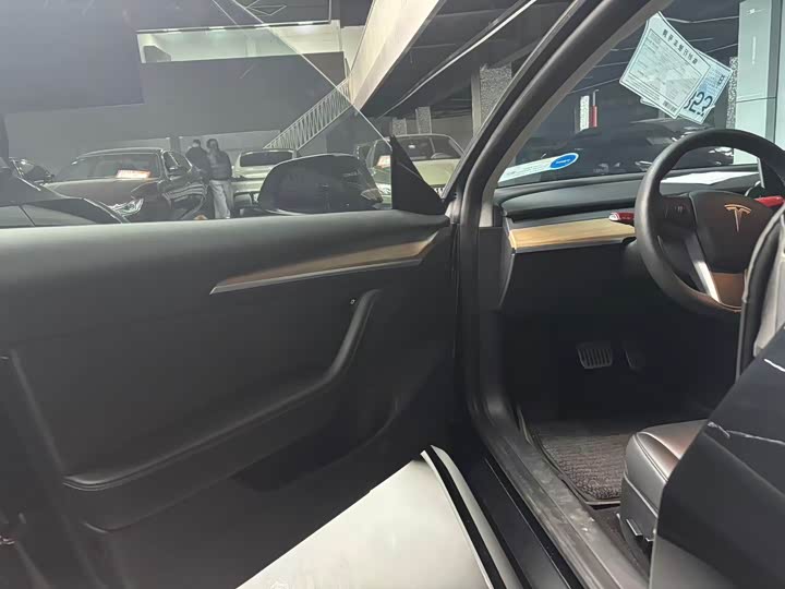 Фото 4 - Tesla Model 3