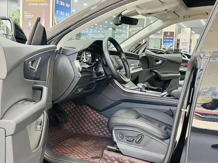 Фото 4 - Audi Q8