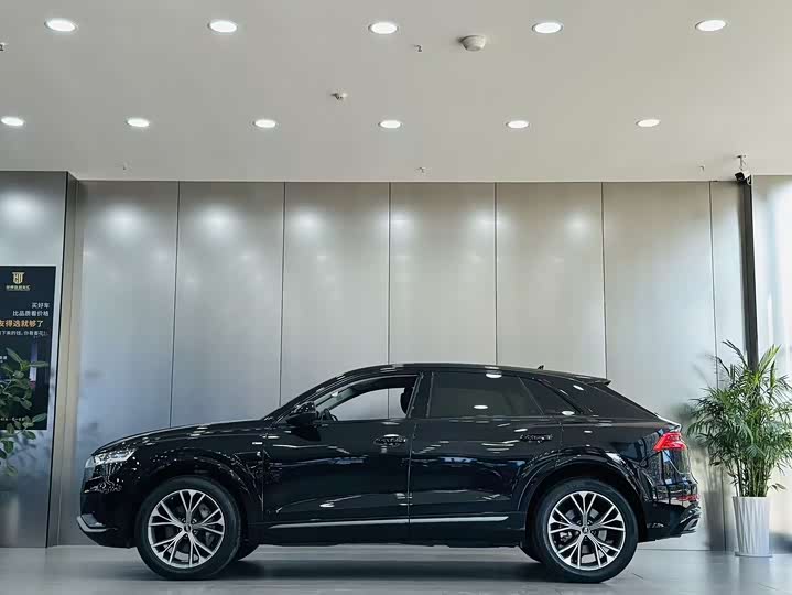 Фото 8 - Audi Q8