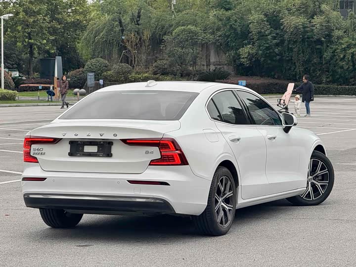 Фото 9 - Volvo S60