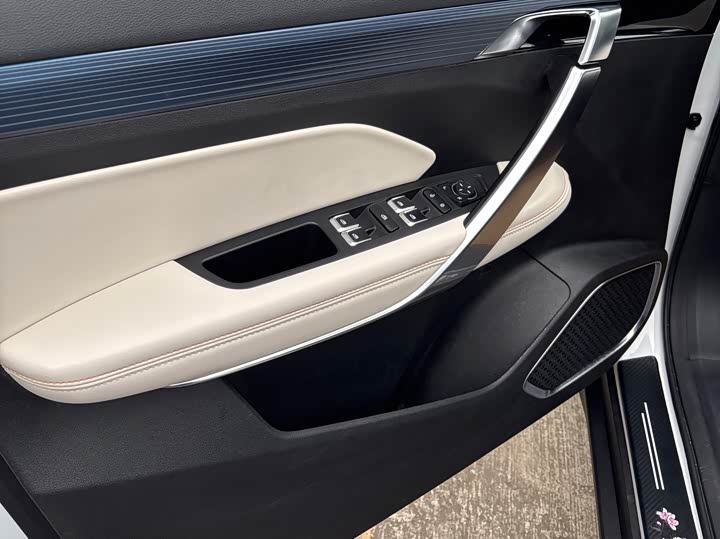 Фото 8 - Geely Atlas