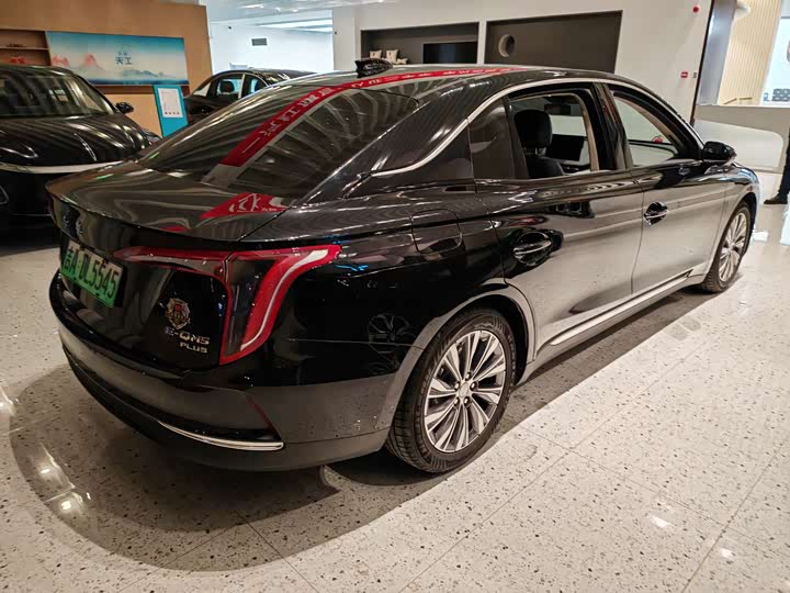 Фото 8 - Hongqi E-QM5