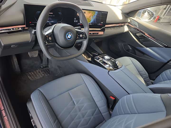 Фото 6 - BMW i5