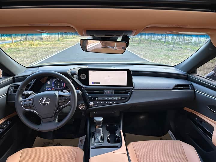 Фото 9 - Lexus ES