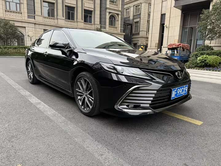 Фото 2 - Toyota Camry