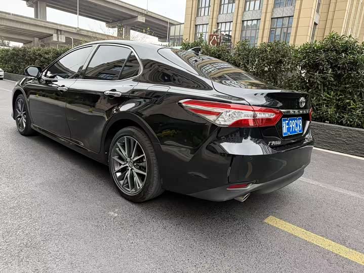 Фото 5 - Toyota Camry
