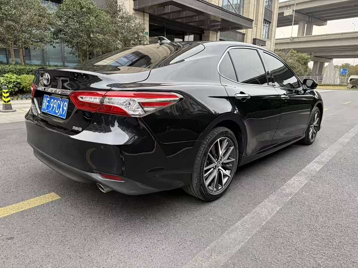 Фото 6 - Toyota Camry