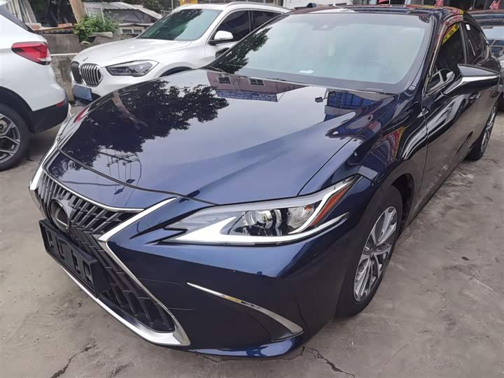 Фото 1 - Lexus ES