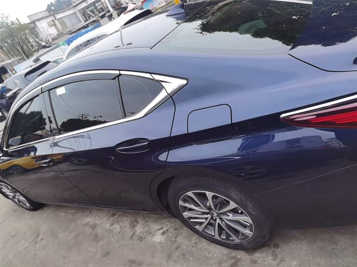 Фото 5 - Lexus ES