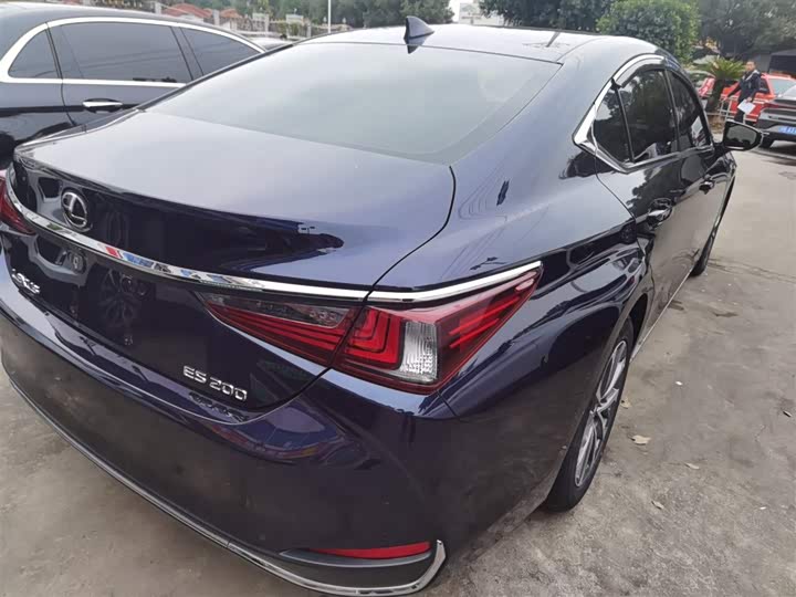 Фото 7 - Lexus ES