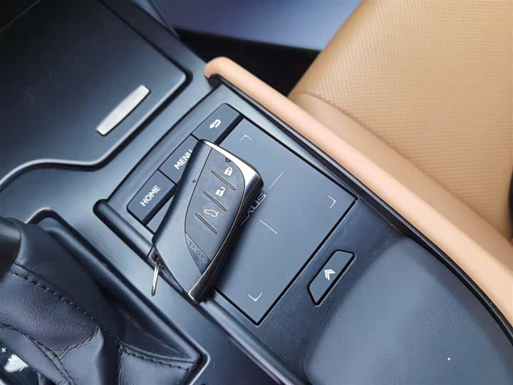 Фото 9 - Lexus ES