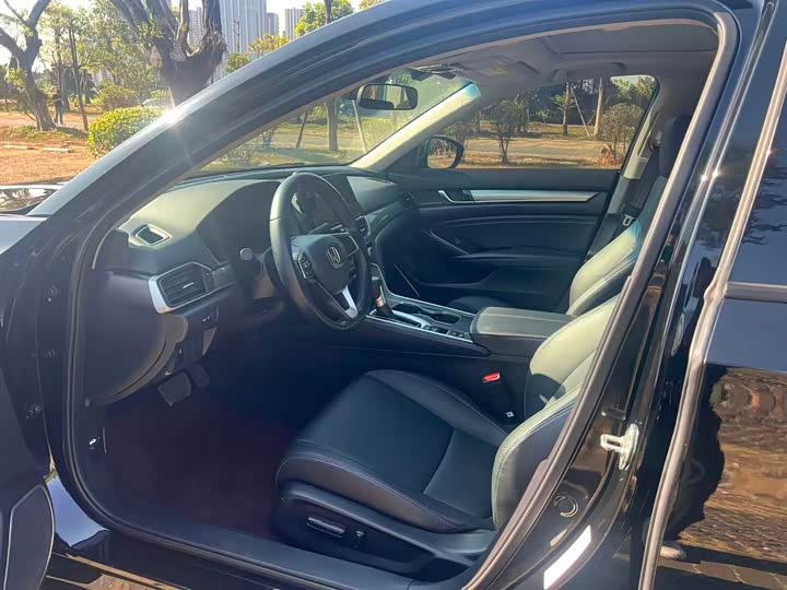 Фото 4 - Honda Accord