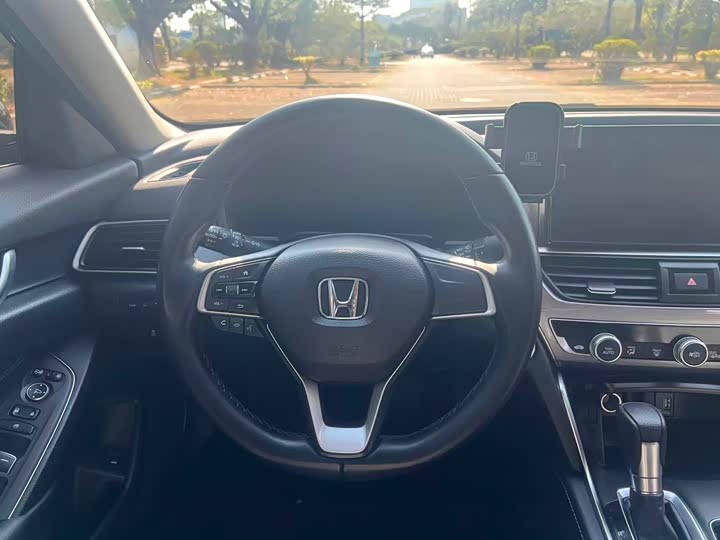 Фото 9 - Honda Accord