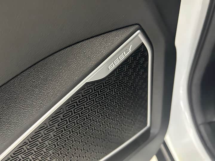 Фото 5 - Geely Atlas