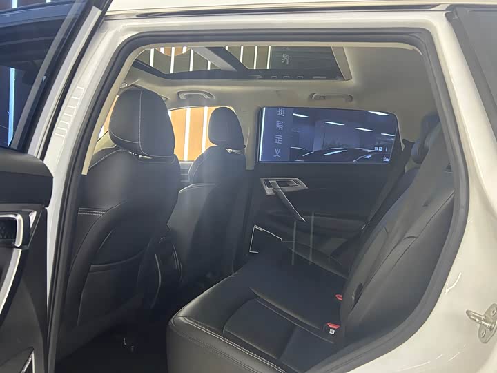 Фото 7 - Geely Atlas