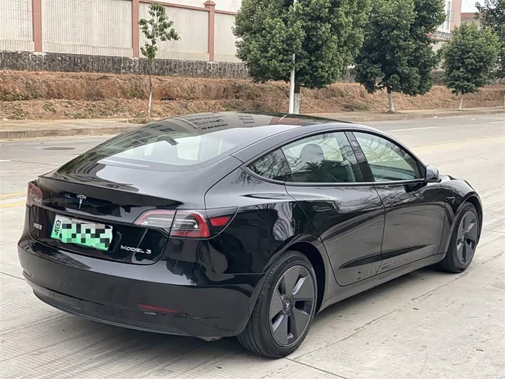 Фото 3 - Tesla Model 3