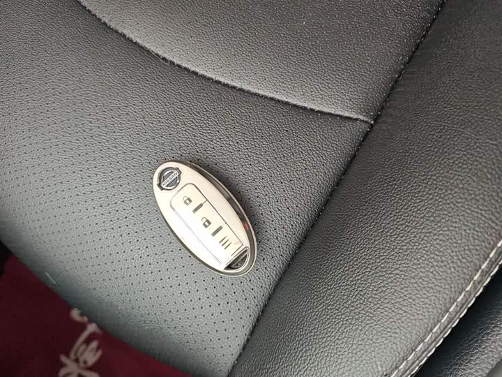 Фото 9 - Nissan Tiida