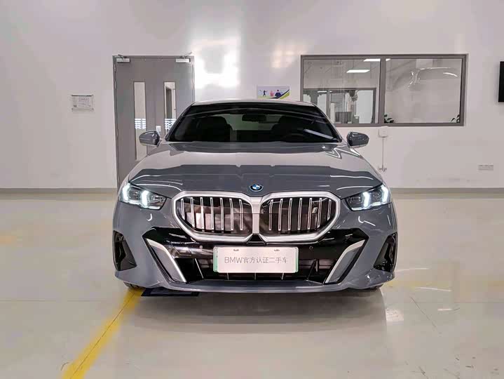 Фото 2 - BMW i5