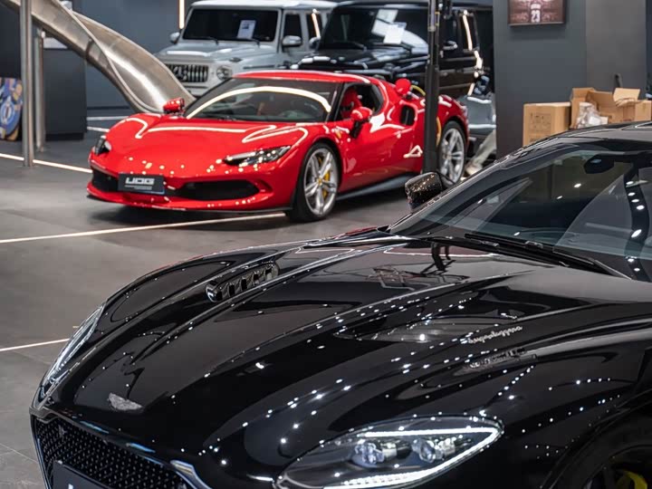 Фото 9 - Aston Martin DBS