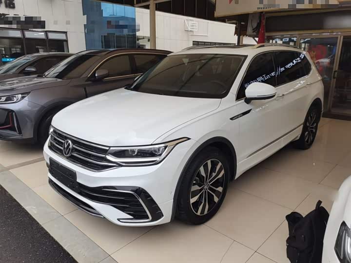 Фото 1 - Volkswagen Tiguan L Pro