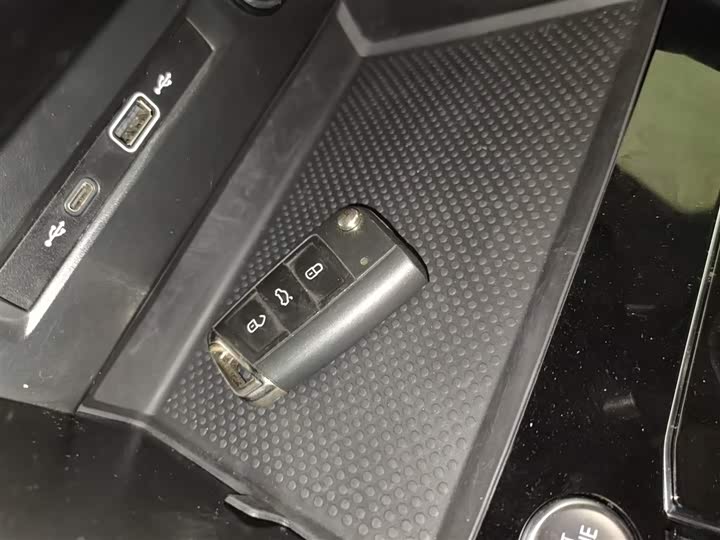 Фото 9 - Volkswagen Tiguan L Pro