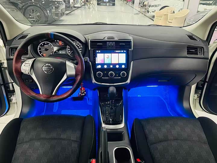 Фото 8 - Nissan Tiida