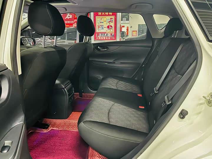 Фото 9 - Nissan Tiida