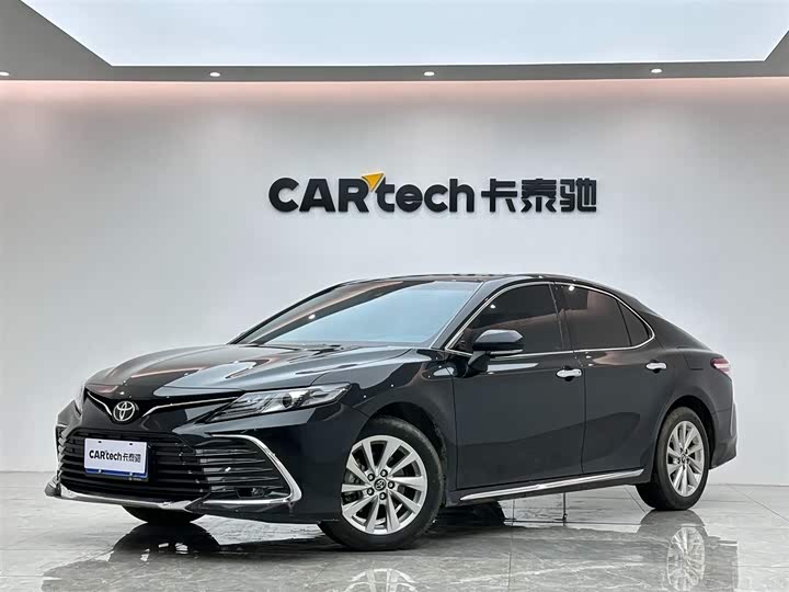 Фото 1 - Toyota Camry