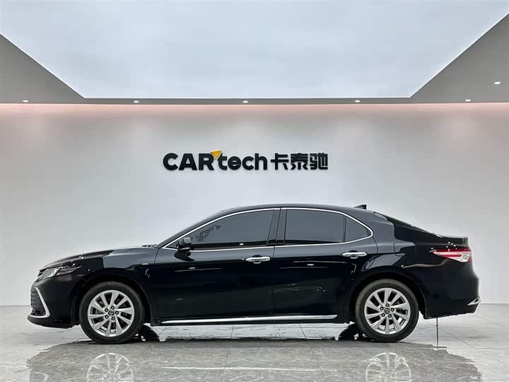 Фото 2 - Toyota Camry