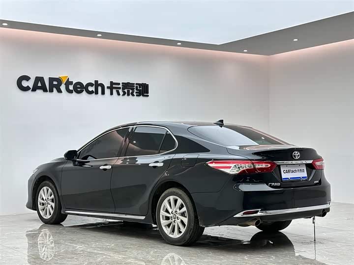 Фото 3 - Toyota Camry