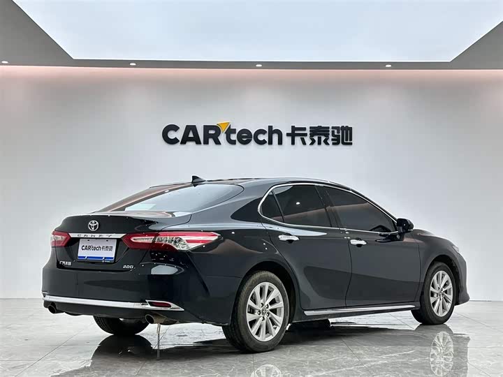 Фото 5 - Toyota Camry