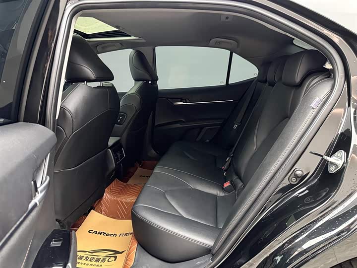 Фото 9 - Toyota Camry