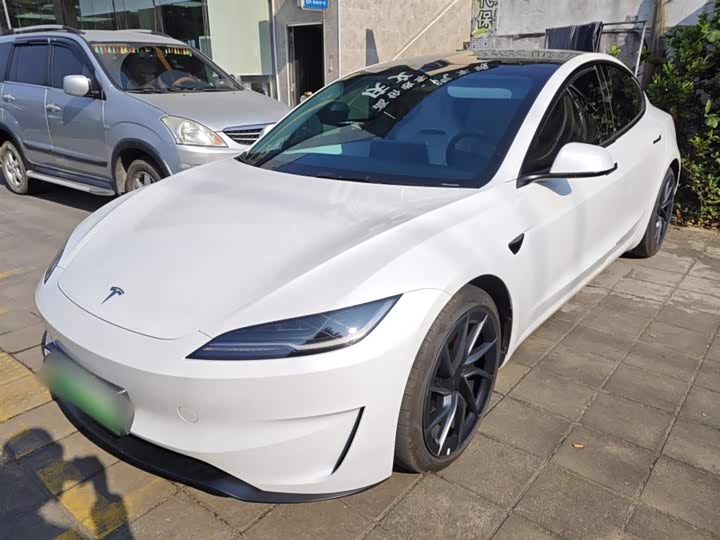Фото 1 - Tesla Model 3