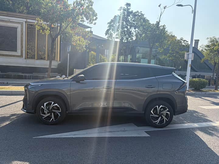 Фото 4 - Geely Atlas