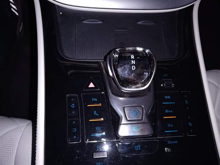 Фото 6 - Denza D9