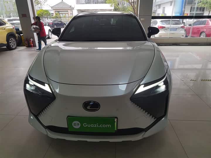 Фото 3 - Lexus RZ