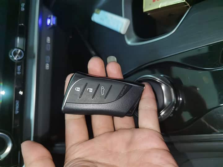 Фото 9 - Lexus RZ